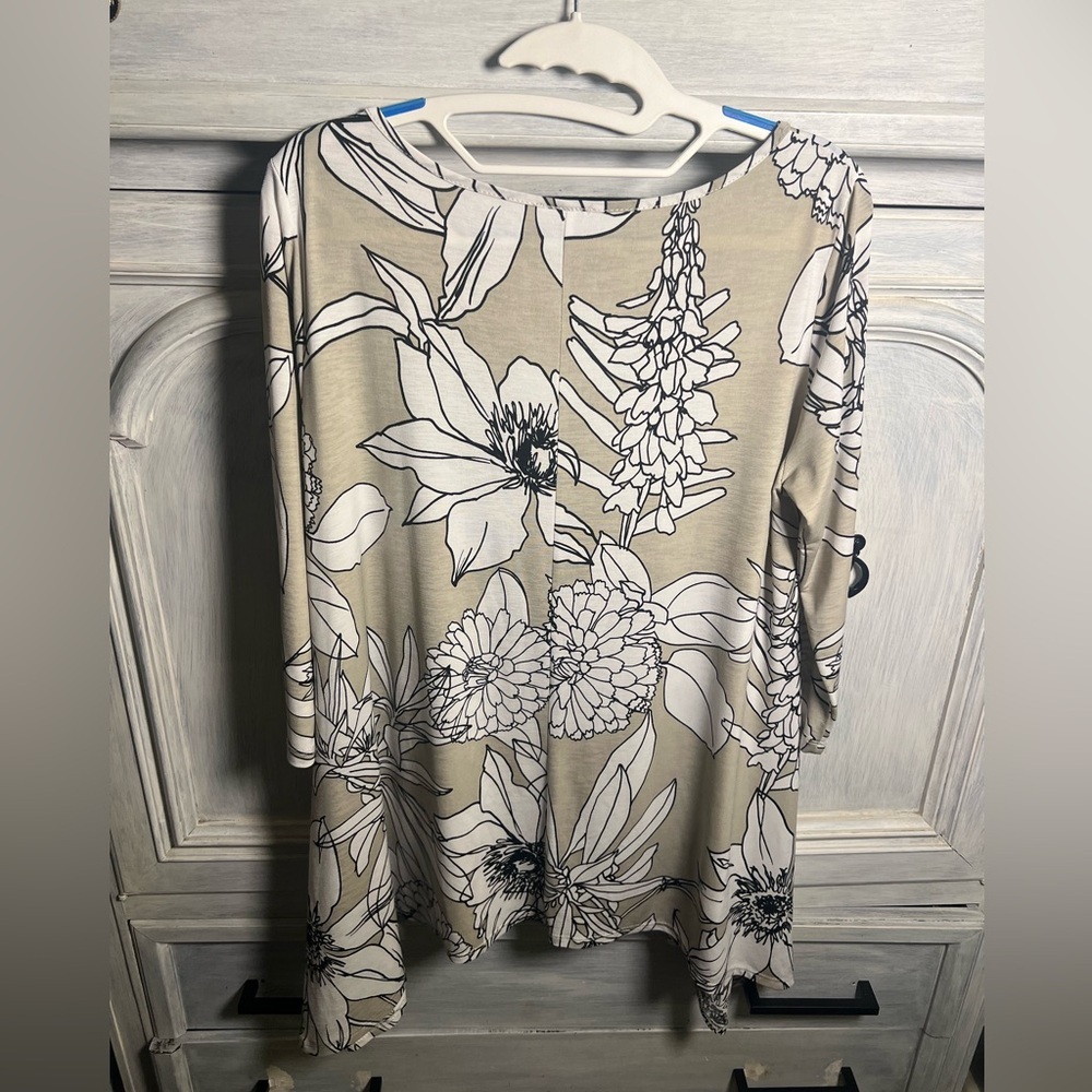 Clara Sun Woo Tan White Floral Printed Slinky Handkerchief Hem Keyhole Tunic - Picture 6 of 6